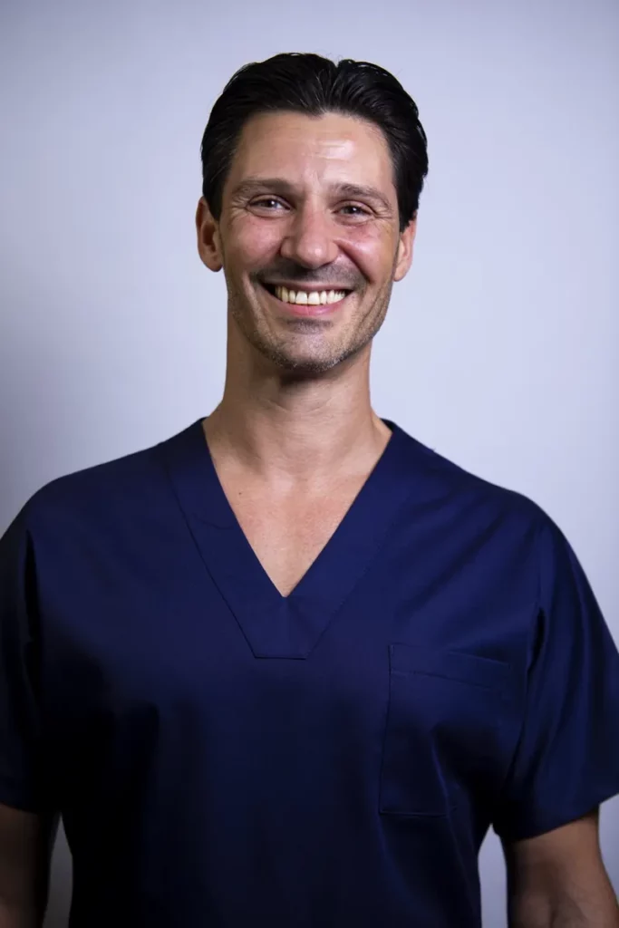 Portrait de Julien, thérapeute spécialisé en kinésiologie, crânio-sacré, ostéo-reboutement, ostéo-énergétique et coaching thérapeutique.